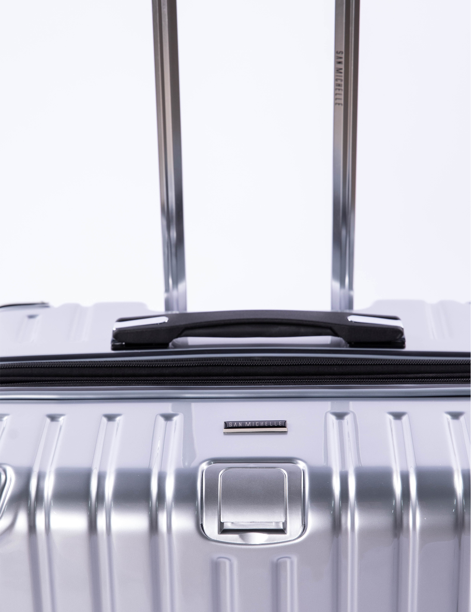 large-suitcase-polycarbonate-shiny-silver-09.png